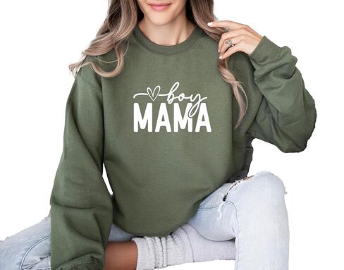 سويت شيرت Boy Mom، هدايا لطيفة للأولاد ماما، إعلان الحمل للأولاد، سترة ماما للأولاد، هدية عيد الأم، ملابس الأم الجديدة in Saudi Arabia