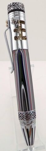 قلم حبر جاف للإطارات الدوارة مصنوع يدويًا من Titan Gearshift. عقيق ديترويت فورديت أو طلاء ذو ​​طبقات من عقيق المحرك. تقليم الكروم مع آلية نقل الحركة بالنقر. الإطارات على الجزء العلوي تدور. قلم ثقيل. in Kuwait