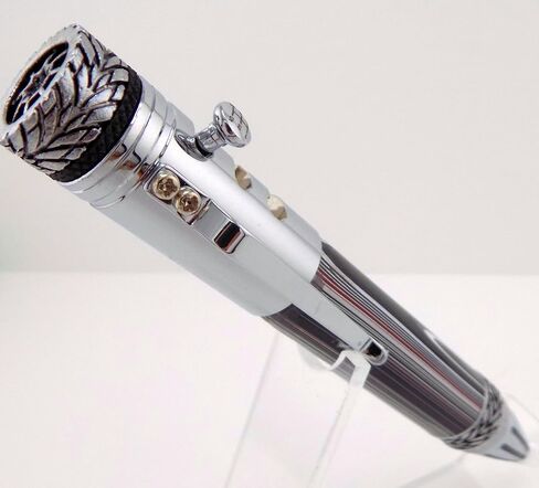 قلم حبر جاف للإطارات الدوارة مصنوع يدويًا من Titan Gearshift. عقيق ديترويت فورديت أو طلاء ذو ​​طبقات من عقيق المحرك. تقليم الكروم مع آلية نقل الحركة بالنقر. الإطارات على الجزء العلوي تدور. قلم ثقيل. in Kuwait