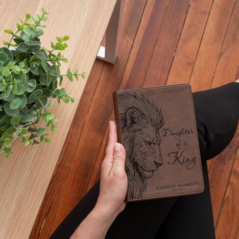 شخصية NASB 1995 الكتاب المقدس المضغوط ذو الطباعة الكبيرة، اسم محفور مخصص، ابنة تصميم الأسد الملك، الهدايا المسيحية، هدايا الكتاب المقدس لها in Kuwait