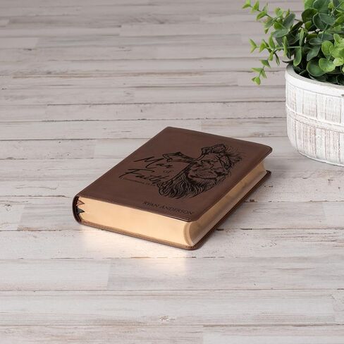شخصية NASB 1995 الكتاب المقدس المضغوط ذو الطباعة الكبيرة، اسم محفور مخصص، تصميم أسد رجل الإيمان، هدية مسيحية، هدية المعمودية، الكتاب المقدس له in Kuwait