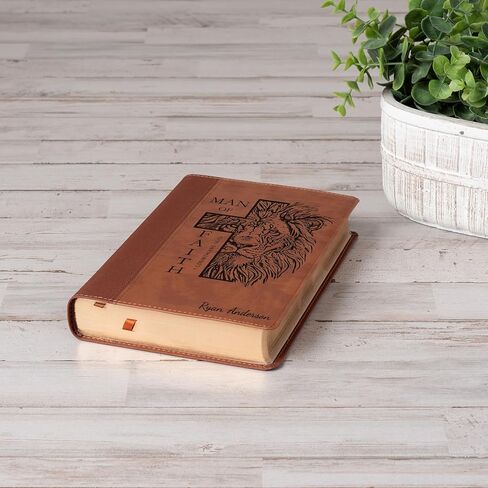 NIV كتاب مقدس مطبوع كبير الحجم، اسم مخصص محفور للكتاب المقدس، تصميم أسد رجل الإيمان، هدية مسيحية، هدية المعمودية، هدية الكتاب المقدس له in Kuwait