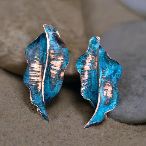 أقراط أوراق نحاسية مصنوعة يدويًا، لون أزرق مخضر زنجار، تصميم معدني ريفي in Kuwait