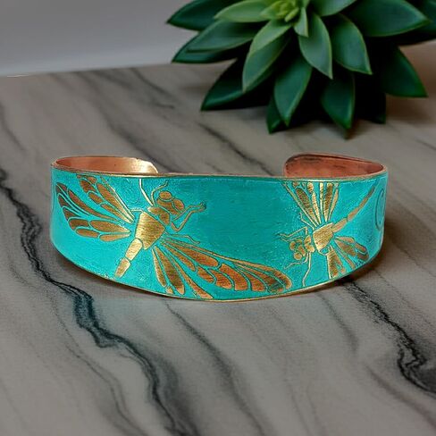 سوار مصنوع يدويًا من النحاس الصلب مدبب مع عزر اليعسوب المحفور، زنجار ريفي in Kuwait