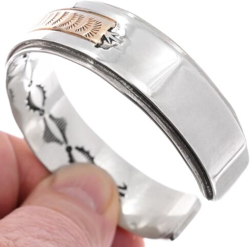 سوار رجالي من Alltribes Navajo Sterling مطروق من الذهب عيار 14 قيراط، سوار متراكب غربي فريد من نوعه 0239 in Saudi Arabia
