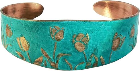 سوار مصنوع يدويًا من النحاس الصلب مدبب مع تصميم زهور التوليب المحفور، زنجار ريفي in Kuwait