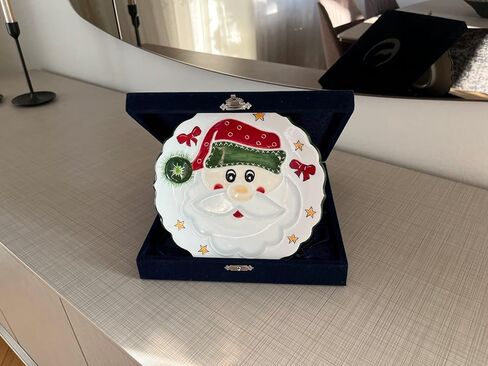Anka Handcrafts - ديكورات منزلية لعيد الميلاد - Tonton Santa Claus - ألواح سيراميك مصنوعة يدويًا ومرسومة يدويًا مع سطح منقوش فريد - مع اللون الأزرق الداكن. حالة مخملية – عيد الميلاد للمنازل 777 in Kuwait