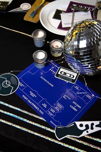 لعبة Talking Tables Crack The CASE Murder Mystery on The Dance Floor، ألعاب حفل عشاء Murder Mystery للبالغين، الألغاز، القرائن، رموز QR، الموسيقى، ألغاز تحفيز الدماغ، للأعمار من 16 عامًا فما فوق، 5-13 لاعبًا in Saudi Arabia