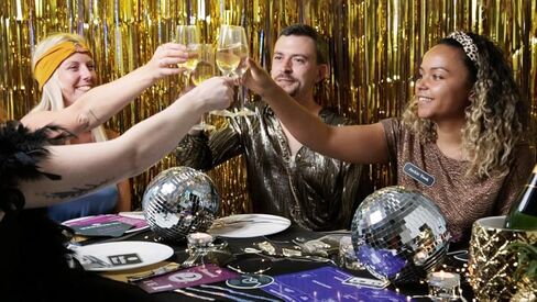 لعبة Talking Tables Crack The CASE Murder Mystery on The Dance Floor، ألعاب حفل عشاء Murder Mystery للبالغين، الألغاز، القرائن، رموز QR، الموسيقى، ألغاز تحفيز الدماغ، للأعمار من 16 عامًا فما فوق، 5-13 لاعبًا in Saudi Arabia