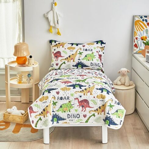 طقم سرير مبطن للأطفال الصغار مكون من 4 قطع صيفي أبيض ملون على شكل ديناصور للأطفال الصغار يتضمن مجموعة لحاف مقاس طفل صغير وملاءة مسطحة وملاءة جاهزة وكيس وسادة in Kuwait