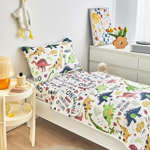 طقم سرير مبطن للأطفال الصغار مكون من 4 قطع صيفي أبيض ملون على شكل ديناصور للأطفال الصغار يتضمن مجموعة لحاف مقاس طفل صغير وملاءة مسطحة وملاءة جاهزة وكيس وسادة in Kuwait