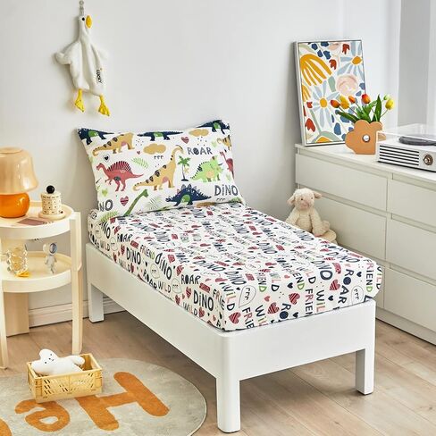 طقم سرير مبطن للأطفال الصغار مكون من 4 قطع صيفي أبيض ملون على شكل ديناصور للأطفال الصغار يتضمن مجموعة لحاف مقاس طفل صغير وملاءة مسطحة وملاءة جاهزة وكيس وسادة in Kuwait