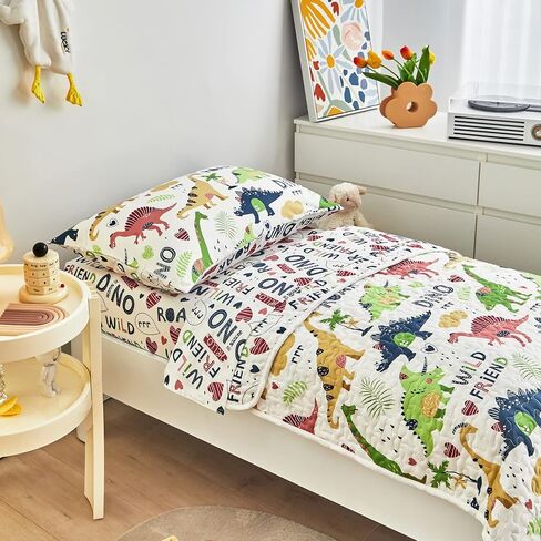 طقم سرير مبطن للأطفال الصغار مكون من 4 قطع صيفي أبيض ملون على شكل ديناصور للأطفال الصغار يتضمن مجموعة لحاف مقاس طفل صغير وملاءة مسطحة وملاءة جاهزة وكيس وسادة in Kuwait
