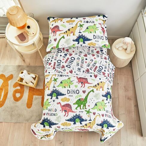 طقم سرير مبطن للأطفال الصغار مكون من 4 قطع صيفي أبيض ملون على شكل ديناصور للأطفال الصغار يتضمن مجموعة لحاف مقاس طفل صغير وملاءة مسطحة وملاءة جاهزة وكيس وسادة in Kuwait