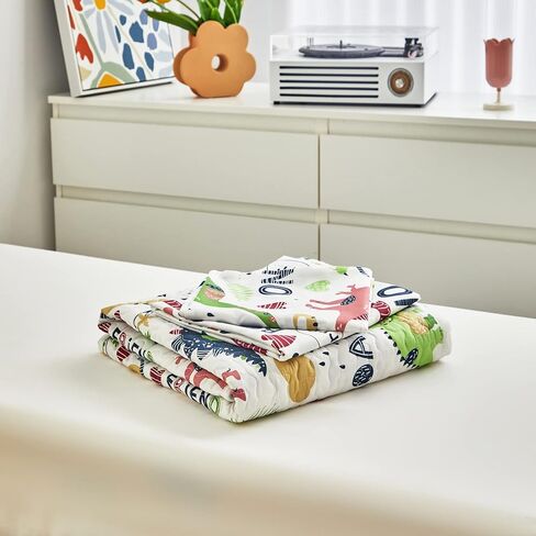 طقم سرير مبطن للأطفال الصغار مكون من 4 قطع صيفي أبيض ملون على شكل ديناصور للأطفال الصغار يتضمن مجموعة لحاف مقاس طفل صغير وملاءة مسطحة وملاءة جاهزة وكيس وسادة in Kuwait
