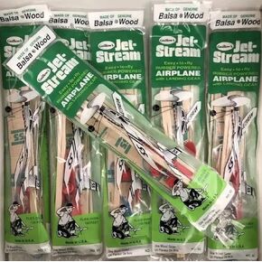 اثنتي عشرة (12) طائرة لعبة من خشب البلسا رقم 55 من طراز جيت ستريم الطائر in Kuwait