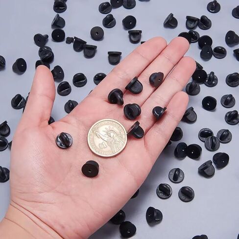 ظهور دبوس مطاطي، 50 حزمة من قابض الفراشة PVC الأسود، ظهور دبابيس مطاطية، حامل دعم دبوس طية صدر السترة من المينا للشارات، بديل للشارات الموحدة المريحة الملائمة لدبابيس ربط التثبيت، أسود in Kuwait