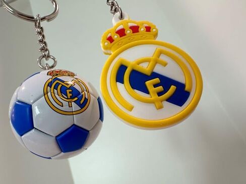 2 سلاسل مفاتيح لكرة القدم في مدريد - تذكار مستوحى من الدوري الإسباني وإكسسوار لمحبي كرة القدم | بضائع الفريق الأوروبي من إسبانيا in Kuwait