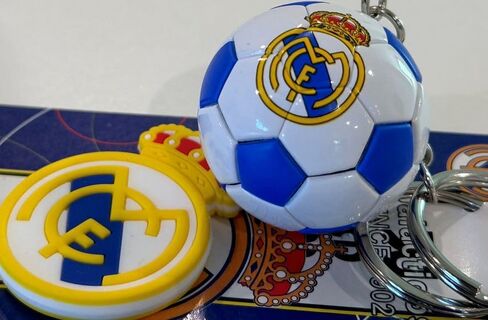 2 سلاسل مفاتيح لكرة القدم في مدريد - تذكار مستوحى من الدوري الإسباني وإكسسوار لمحبي كرة القدم | بضائع الفريق الأوروبي من إسبانيا in Kuwait