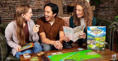 لعبة لوحة Asmodee Cozy Stickerville - لعبة استراتيجية سردية لبناء القرية ورواية القصص، متعة مناسبة للعائلة للأطفال والكبار، للأعمار من 8 سنوات فما فوق، 1-6 لاعبين، وقت لعب لمدة 30 دقيقة in Kuwait