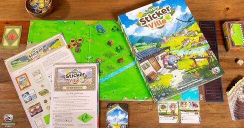 لعبة لوحة Asmodee Cozy Stickerville - لعبة استراتيجية سردية لبناء القرية ورواية القصص، متعة مناسبة للعائلة للأطفال والكبار، للأعمار من 8 سنوات فما فوق، 1-6 لاعبين، وقت لعب لمدة 30 دقيقة in Kuwait