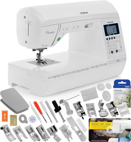 مجموعة ماكينة الخياطة المحوسبة Brother Innov-ís Pacesetter PS500 - تتضمن حزمة زينة للقدم من Brother 5 + Mr. Vac & Mrs. Sew - جاهز، جاهز، فيديو الخياطة in Kuwait
