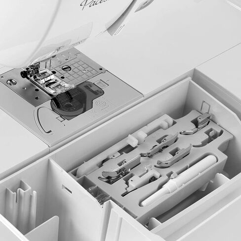 مجموعة ماكينة الخياطة المحوسبة Brother Innov-ís Pacesetter PS500 - تتضمن حزمة زينة للقدم من Brother 5 + Mr. Vac & Mrs. Sew - جاهز، جاهز، فيديو الخياطة in Kuwait