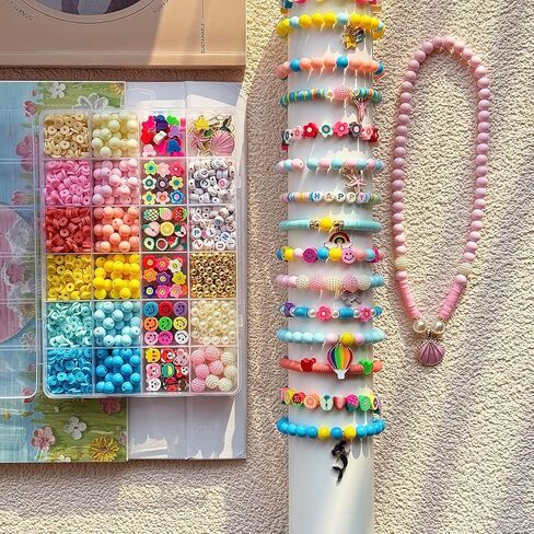 طقم صناعة الأساور من خرز الطين، 1700 قطعة، خرز أكريليك دائري لصنع المجوهرات، طقم صنع الأساور الساحرة، خرز بلاستيكي مع خرز زهرة اللؤلؤ، خرز حروف حيوانات وسحر للحرف اليدوية اليدوية in Kuwait