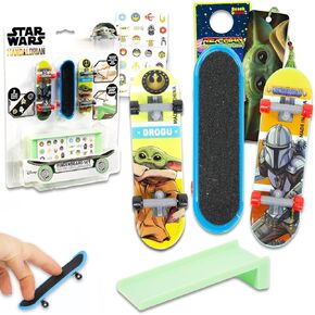 مجموعة ألعاب Baby Yoda Fingerboard - حزمة مع 3 ألواح تزلج بأصابع Star Wars للأطفال بالإضافة إلى منحدر وملصقات والمزيد | ألواح تزلج على شكل أصابع بيبي يودا من ماندالوريان من أجل هدايا حفلات الأطفال in Saudi Arabia