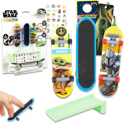 مجموعة ألعاب Baby Yoda Fingerboard - حزمة مع 3 ألواح تزلج بأصابع Star Wars للأطفال بالإضافة إلى منحدر وملصقات والمزيد | ألواح تزلج على شكل أصابع بيبي يودا من ماندالوريان من أجل هدايا حفلات الأطفال in Kuwait