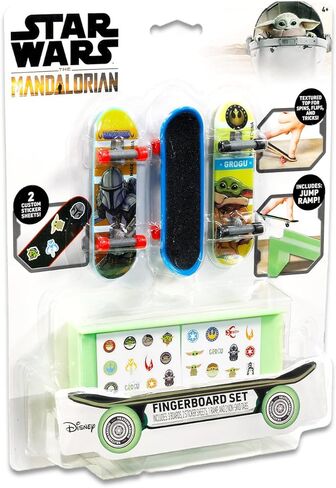 مجموعة ألعاب Baby Yoda Fingerboard - حزمة مع 3 ألواح تزلج بأصابع Star Wars للأطفال بالإضافة إلى منحدر وملصقات والمزيد | ألواح تزلج على شكل أصابع بيبي يودا من ماندالوريان من أجل هدايا حفلات الأطفال in Kuwait