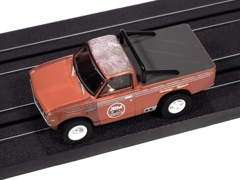 SC418-2ORG Auto World Xtraction 1972 شاحنة بيك اب داتسون JDM Legends HO Slot Car in Saudi Arabia