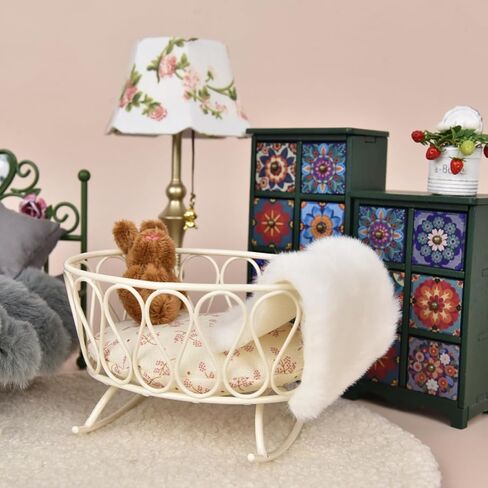 مهد بيت الدمى بمقياس 1:12 - مهد بيضاوي مصغر من الحديد لبيت الدمى مع مهد حديدي صغير ودب تيدي مخيط ووسادة لعيد ميلاد غرفة بوهو in Kuwait