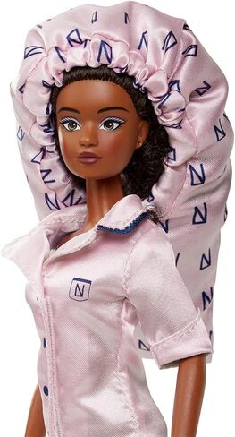 مجموعة ملابس وإكسسوارات من Naturalistas Fashion Pack Night Routine مكونة من 6 قطع لدمى Naturalistas بطول 11.5 بوصة، تم تصميمها وتطويرها بواسطة Purpose Toys (تباع الدمية بشكل منفصل) in Saudi Arabia