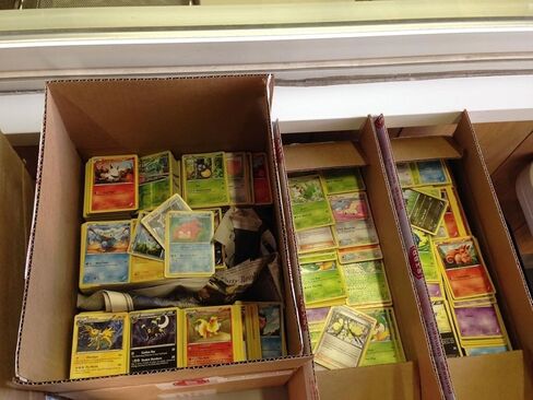 Pokemon 50 +2 Card Lot w/Rares، Commons، Uncommons (مضمونة 1 Holo) in Kuwait
