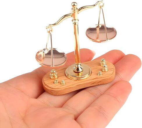 1Pcs Dollhouse Mini Balance Scale 1: 12 Realistic Vintage Balance Scale Decor, Collectible Miniature Mini Balance Scales with Weights for Creative Displays and Gifts in Saudi Arabia