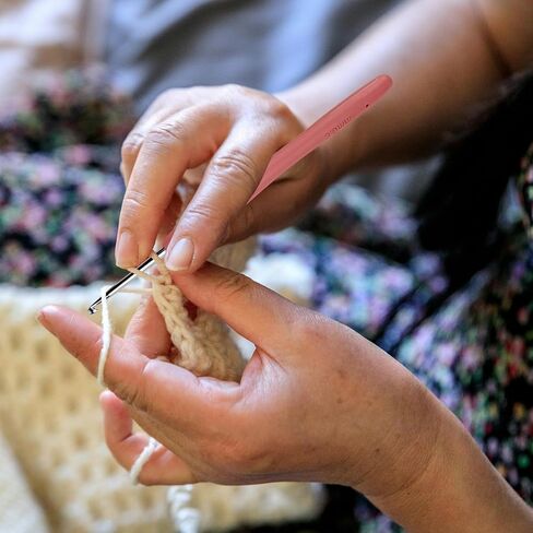 مجموعة خطافات كروشيه بمقابض طويلة للغاية، مقاس 5.5 مم و8 مم، مناسبة للمبتدئين وذوي الخبرة (أخضر + وردي، 5.5 + 8 مم) in Kuwait