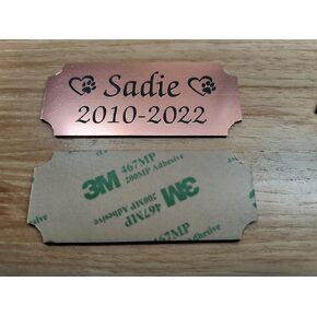 لوحة تذكارية لاسم حيوان أليف من الذهب الوردي مقاس 1.25 × 3 محفورة خصيصًا مع رمز مخلب القلب ودعم لاصق | لافتة مخصصة لذاكرة صندوق الرماد للكلب أو القط in Kuwait