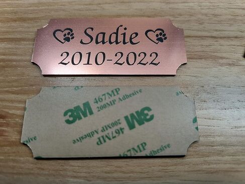 لوحة تذكارية لاسم حيوان أليف من الذهب الوردي مقاس 1.25 × 3 محفورة خصيصًا مع رمز مخلب القلب ودعم لاصق | لافتة مخصصة لذاكرة صندوق الرماد للكلب أو القط in Kuwait