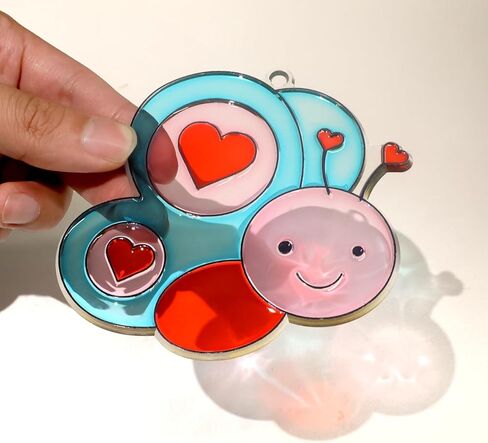 شجرة سيبا 27 مجموعة من الحرف اليدوية لعيد الحب للأطفال DIY على شكل قلب حيوانات Suncatchers مجموعة حرفية لطلاء النوافذ مجموعة فنية اصنع زينة معلقة خاصة بك لأنشطة حفلات عيد الحب in Saudi Arabia