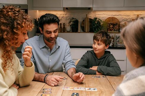 لعبة بطاقات الجدول الزمني Asmodee (تحديث 2025) - لعبة تاريخ تعليمي ممتعة وتوافه للعائلات والأصدقاء، ضع الأحداث بترتيب زمني، للأعمار من 8 سنوات فما فوق، 2-6 لاعبين، وقت لعب لمدة 15 دقيقة in Saudi Arabia