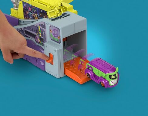 مجموعة لعب سيارة فيشر برايس DC Batwheels، مقر إطلاق Legion of Zoom مع منحدر وقاذف بالإضافة إلى مزحة The Joker Van، للأعمار من 3 سنوات فما فوق، HNP07 in Saudi Arabia
