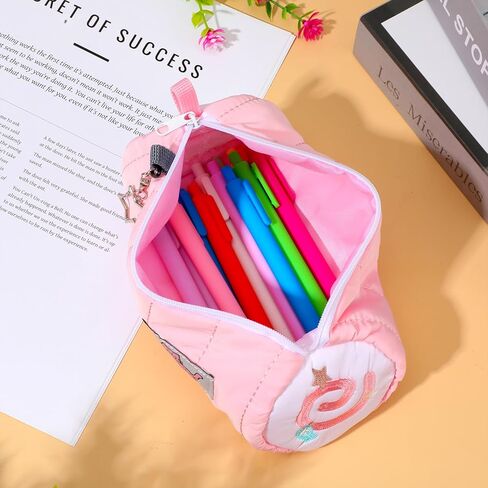 الوردي مقلمة kawaii مع سلسلة المفاتيح القط، كريم لفة الكرتون سعة كبيرة لطيف القط حقيبة ماكياج مع سحاب للنساء ماكياج فرش القرطاسية الأقلام هدية عيد الحب in Kuwait