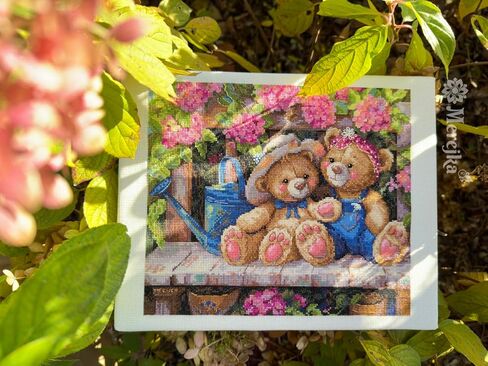 مجموعة غرز متقاطعة Merejka K-265 Garden Friends - خيوط DMC، Zweigart Aida 16، مخططات ورقية ورائعة - 8.3 بوصة × 9.6 بوصة (21 × 24.5 سم)، 42 لونًا in Kuwait