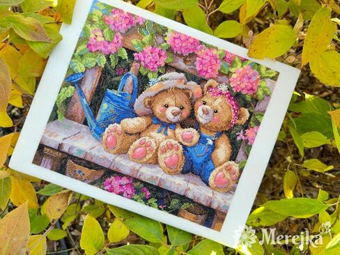 مجموعة غرز متقاطعة Merejka K-265 Garden Friends - خيوط DMC، Zweigart Aida 16، مخططات ورقية ورائعة - 8.3 بوصة × 9.6 بوصة (21 × 24.5 سم)، 42 لونًا in Kuwait