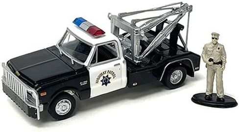 مقتنيات 1969 تشيفي C-30 شاحنة سحب هادم مزدوجة باللونين الأبيض والأسود CHP California Highway Patrol مع تمثال ضابط 1/64 Diecast Model Car من Greenlight 51423 in Saudi Arabia