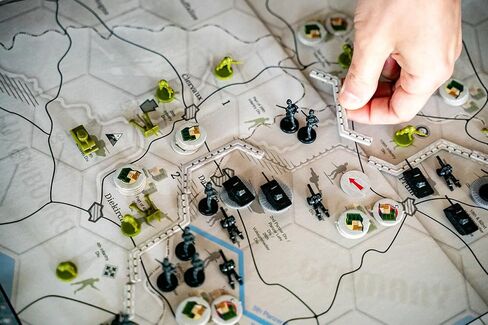 Renegade Games: Axis & Allies - Battle of The Bulge - لعبة لوحة إستراتيجية للحرب العالمية الثانية، ألمانيا أو الولايات المتحدة الأمريكية والمملكة المتحدة، لعبة حرب مصغرة، للأعمار من 14 عامًا فما فوق، لاعبان، 4 ساعات in Saudi Arabia