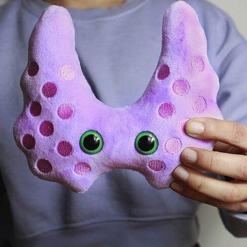 مجموعة هدايا GIANT MICROBES Thyroid Plush Get Well - تتضمن بطاقة وملصقًا من القطيفة، احصل على الشفاء العاجل - هدية مريحة بعد الجراحة، هدايا تقنية جراحية، للتوعية بسرطان الغدة الدرقية، هدايا التعافي من الجراحة in Kuwait