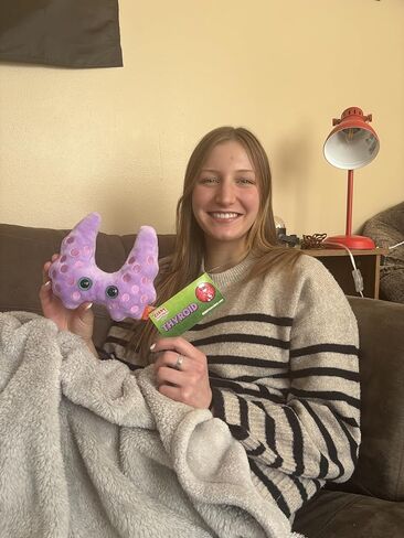 مجموعة هدايا GIANT MICROBES Thyroid Plush Get Well - تتضمن بطاقة وملصقًا من القطيفة، احصل على الشفاء العاجل - هدية مريحة بعد الجراحة، هدايا تقنية جراحية، للتوعية بسرطان الغدة الدرقية، هدايا التعافي من الجراحة in Kuwait