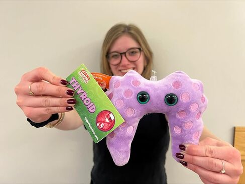 مجموعة هدايا GIANT MICROBES Thyroid Plush Get Well - تتضمن بطاقة وملصقًا من القطيفة، احصل على الشفاء العاجل - هدية مريحة بعد الجراحة، هدايا تقنية جراحية، للتوعية بسرطان الغدة الدرقية، هدايا التعافي من الجراحة in Kuwait